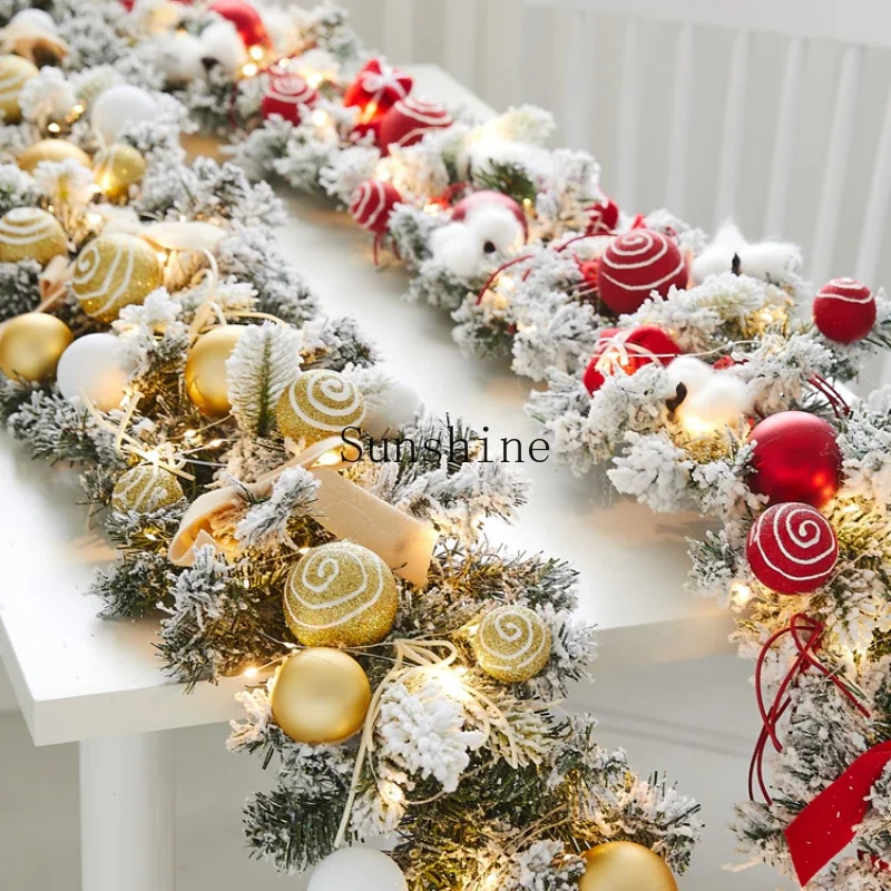 

Christmas decorations, Christmas tree wreaths, rattan stores, shopping mall atmosphere layout