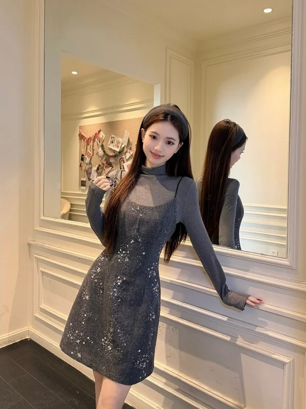 

Новый зимний модный комплект: женский топ с высоким воротником и розовыми бретелями, с пайетками на талии, и подходящие брюки.