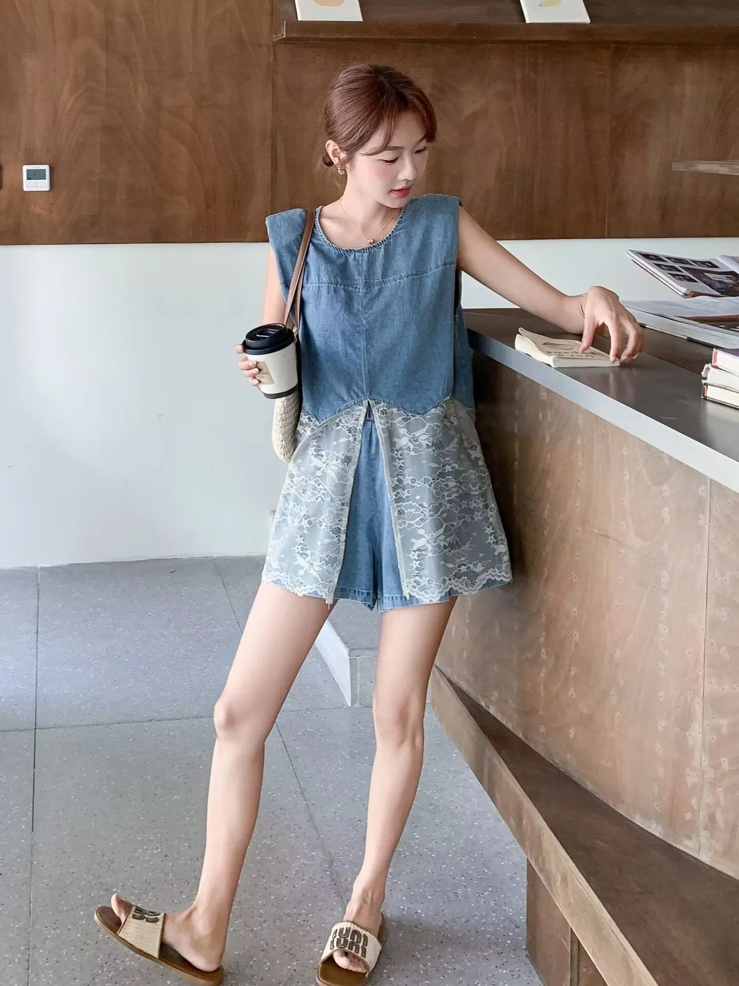 Lace Patchwork Sleeveless Denim Top And Shorts Set For Women In Summer 2026, New Korean Commuting style, Slimming Two-Piece Set