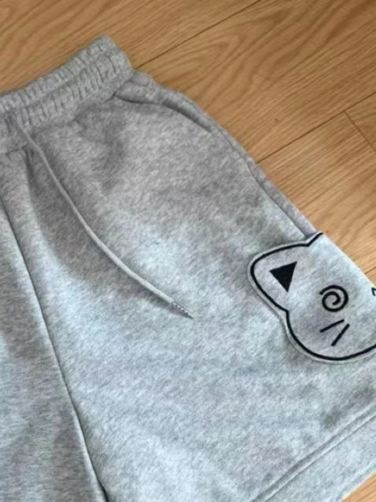 HOUZHOU Pantaloncini da donna Kawaii in stile giapponese Pantaloni corti con ricamo gatto anime carino Pantaloncini a gamba larga per ragazza dolce