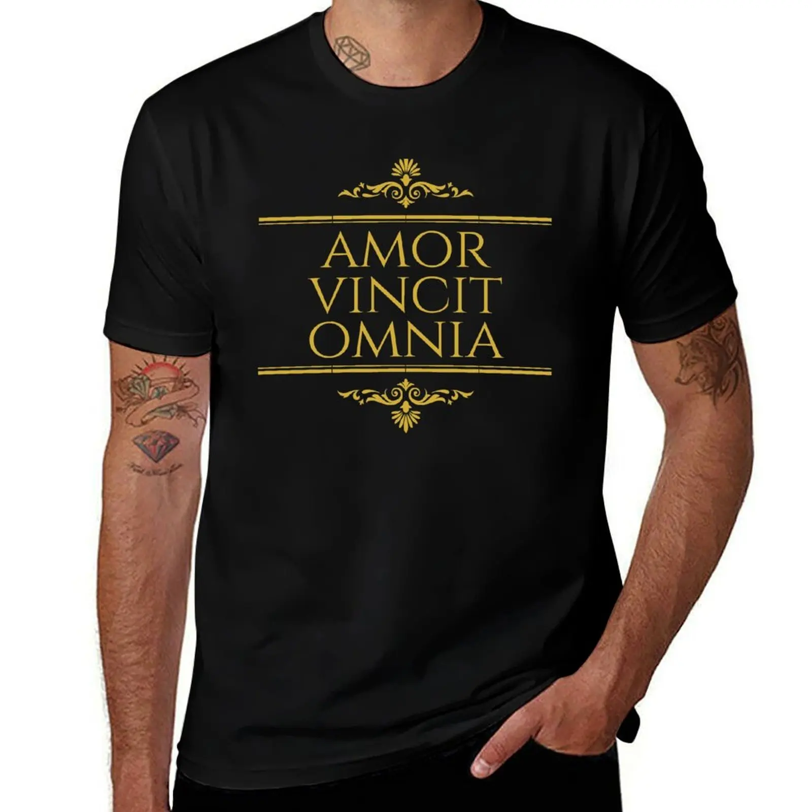 Amor Vincit Omnia Love Conquers All Stacked Gold-T-Shirt Phrases latines t-shirts drôles T-Shirt d'humour foncé