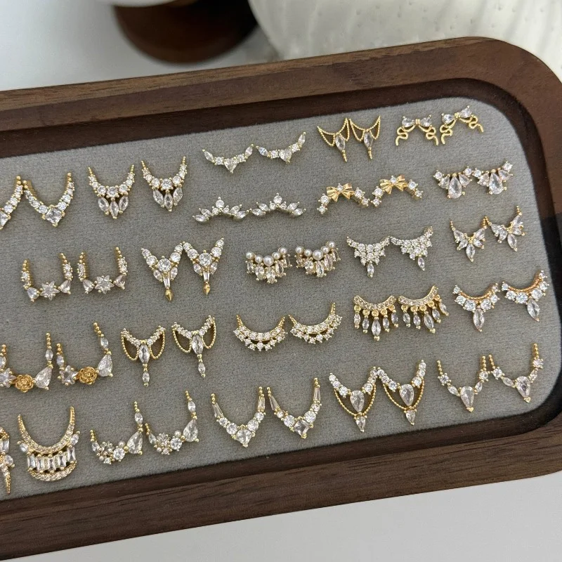 5 Stück vergoldete Kupfer-Zirkon-Nagelanhänger – Nagelkunst-Dekoration im französischen Stil mit glitzerndem Kristallrand, luxuriöser Nagelschmuck – Detail 3