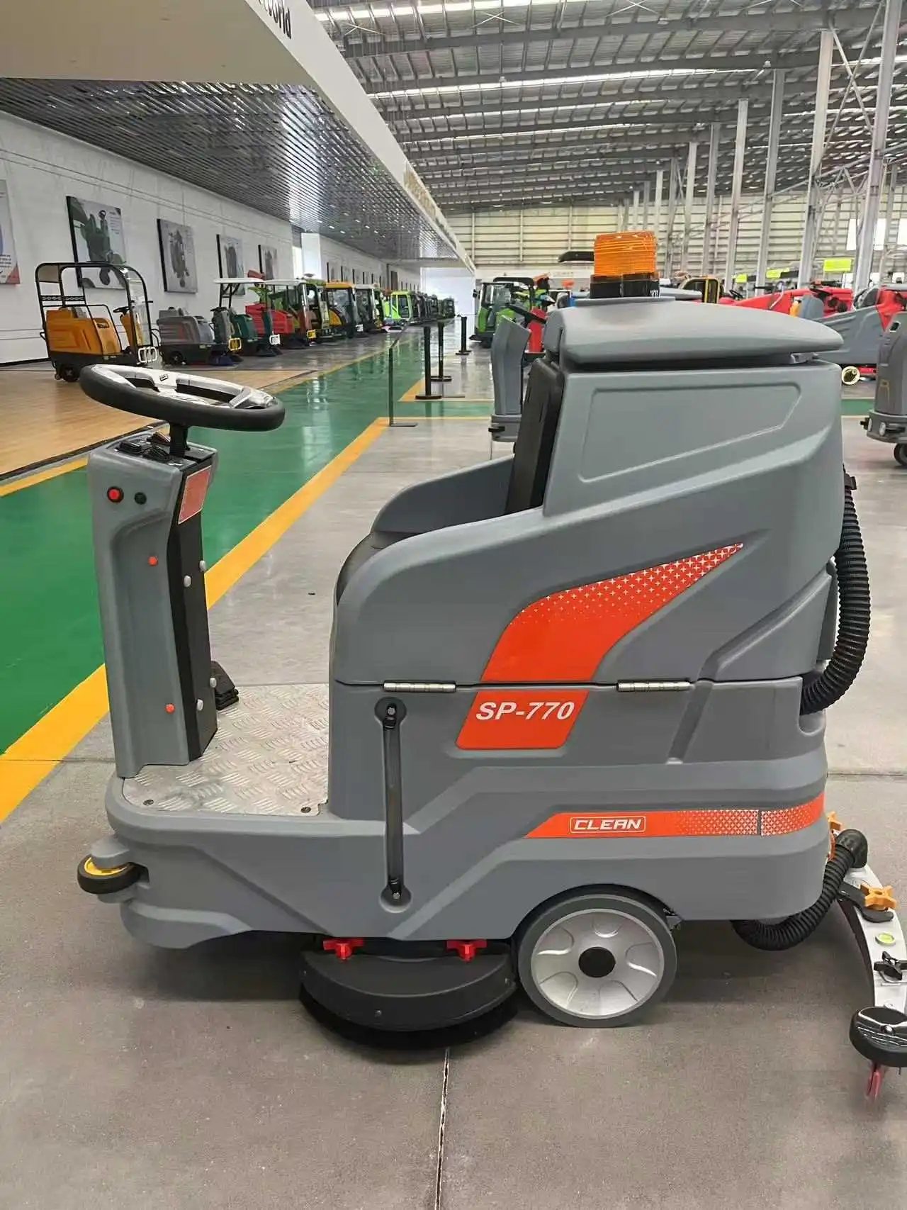 770 Model Factory Direct Sales Ride-On 4-5 Hours Working Time Scrubber Warehouse Cement Floor Cleaner