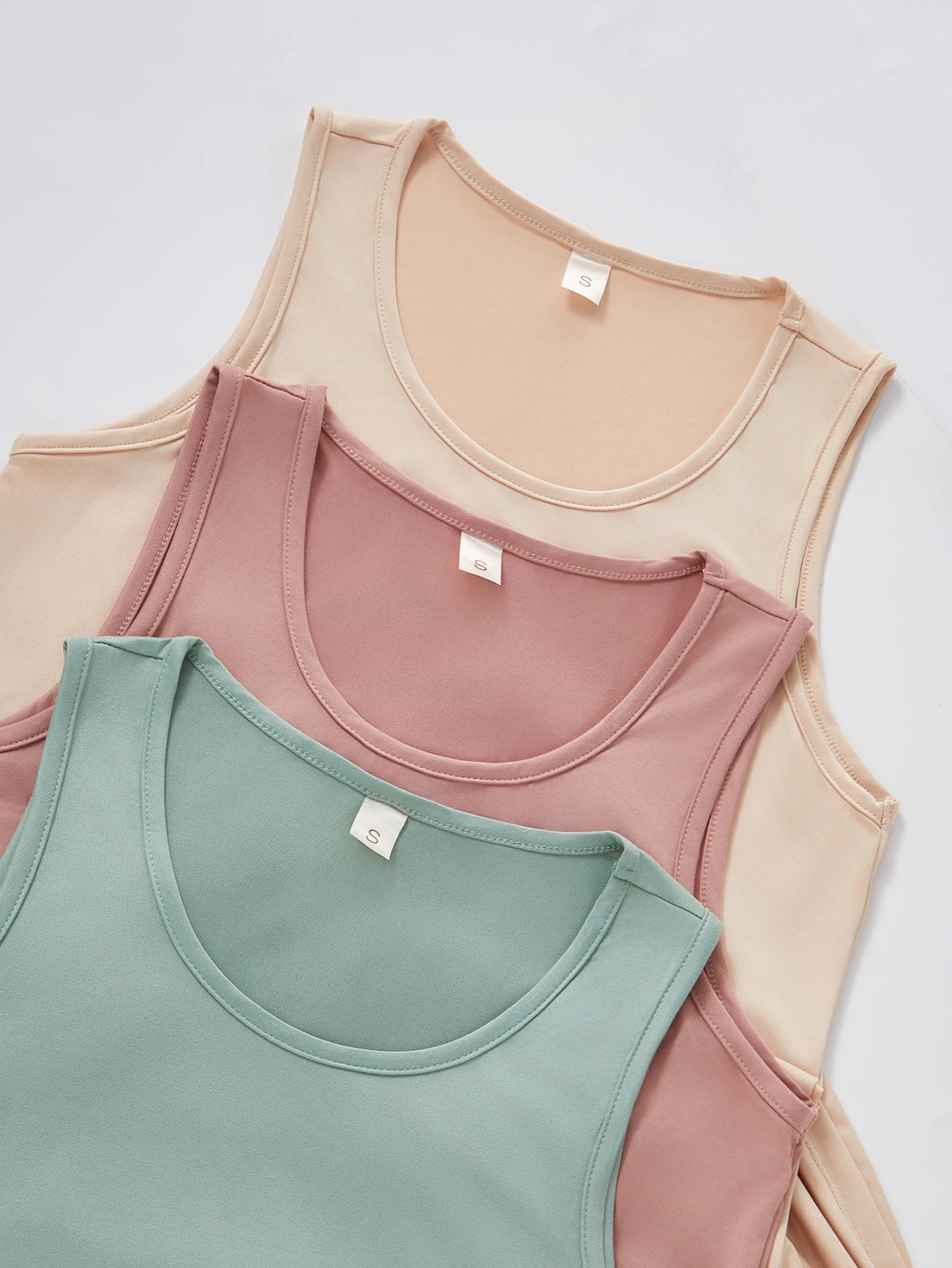 نمط جديد من ثوب النوم المكون من ثلاث قطع للنساء، فستان منزلي بسيط بدون أكمام بلون سادة، وتنورة قصيرة، وثير غير رسمي