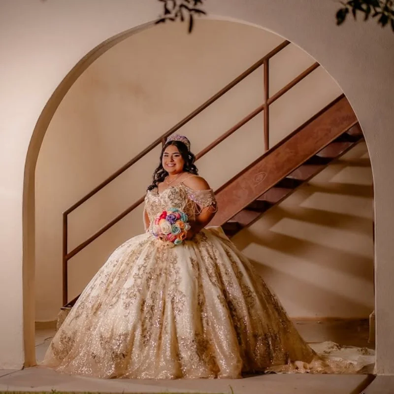 Sukienki Quinceanera w kolorze błyszczącego szampańskiego złota, z odkrytymi ramionami, aplikacjami z brokatu, długim trenem, Vestido 15 Quinceanera