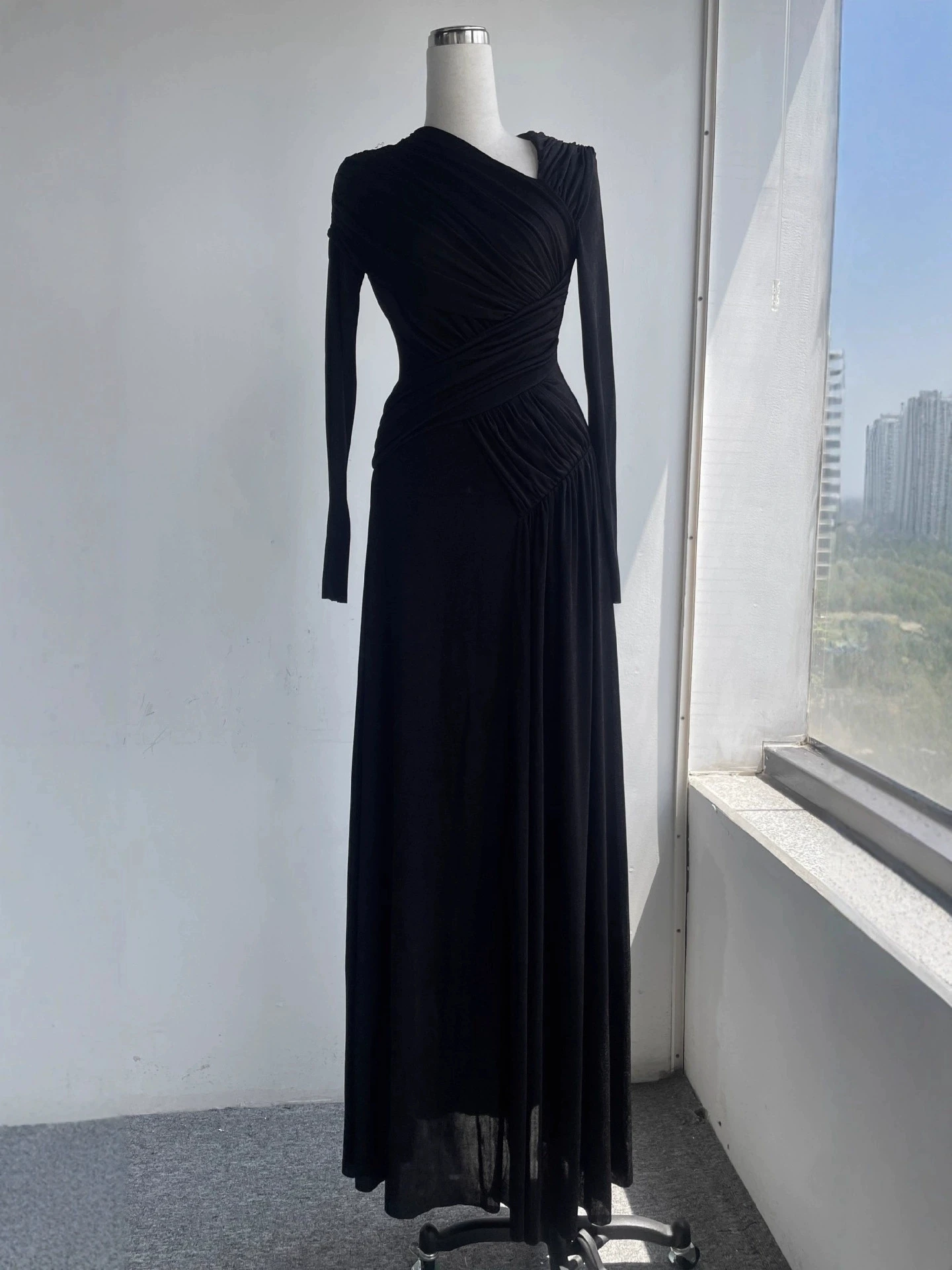 Niche-ontwerp geplooide asymmetrische maxi-jurk met lange mouwen 2025 vroege herfst vloerlange high-end jurk-GZXX1157