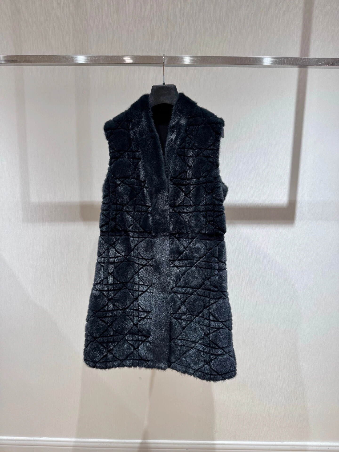 

High Quality Mink Fur Coat Fashion Ladies Black Vest Winter Elegant Women's Plaid Long Sleeveless Fur Apparel