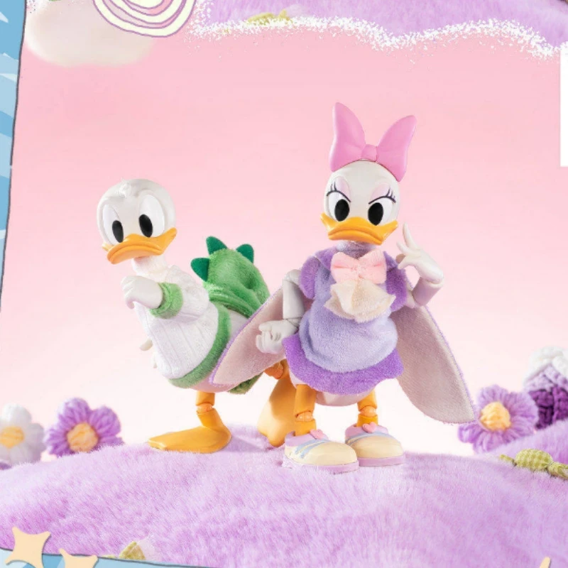 

Коллекционные фигурки Дисней: Дональд Дак и Дейзи Дак в зимних нарядах, модель игрушечных фигурок, обе в зимней одежде.