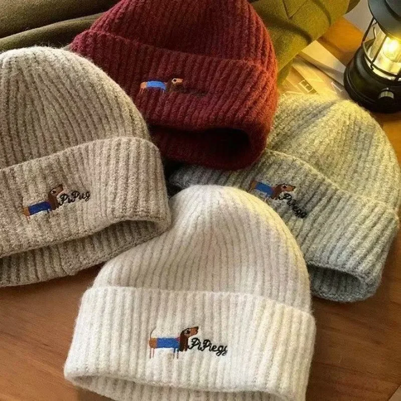 Gorro de lana cálido de punto bordado con cachorros ins auténticos para mujer, gorro fresco versátil para invierno con protección para los oídos para estudiantes