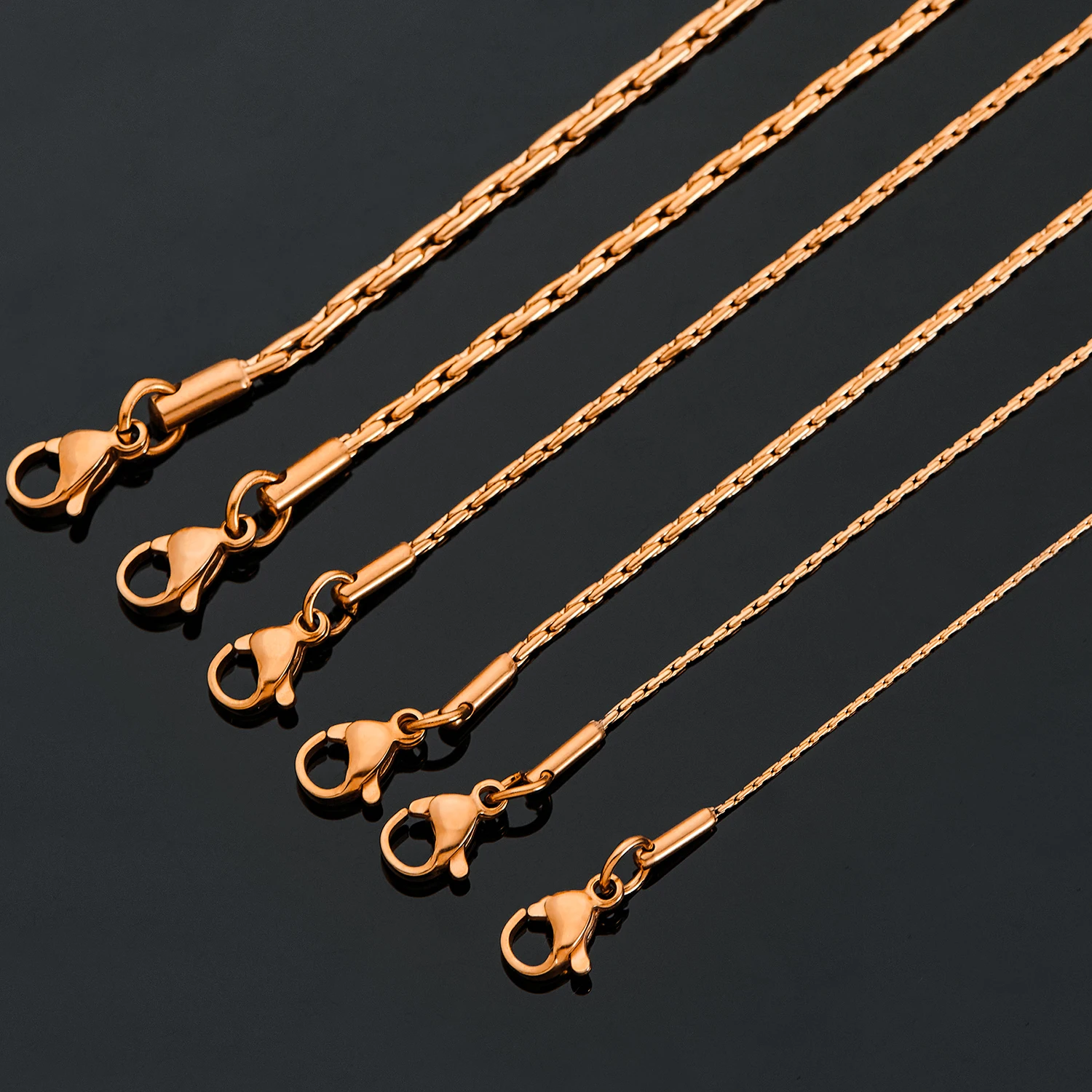Elegante Halskette aus Edelstahl in Roségoldfarbe mit gehämmerter Kreiskette, wasserdicht, hochwertiger Schmuck. – Detail 3