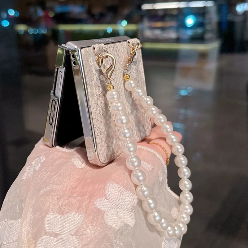 Custodia in pelle PU serpente placcatura di lusso per Samsung Galaxy Z Flip 7 FE 6 5 4 3 Flip7 Custodia per telefono con catena a mano con braccialetto di perle carino