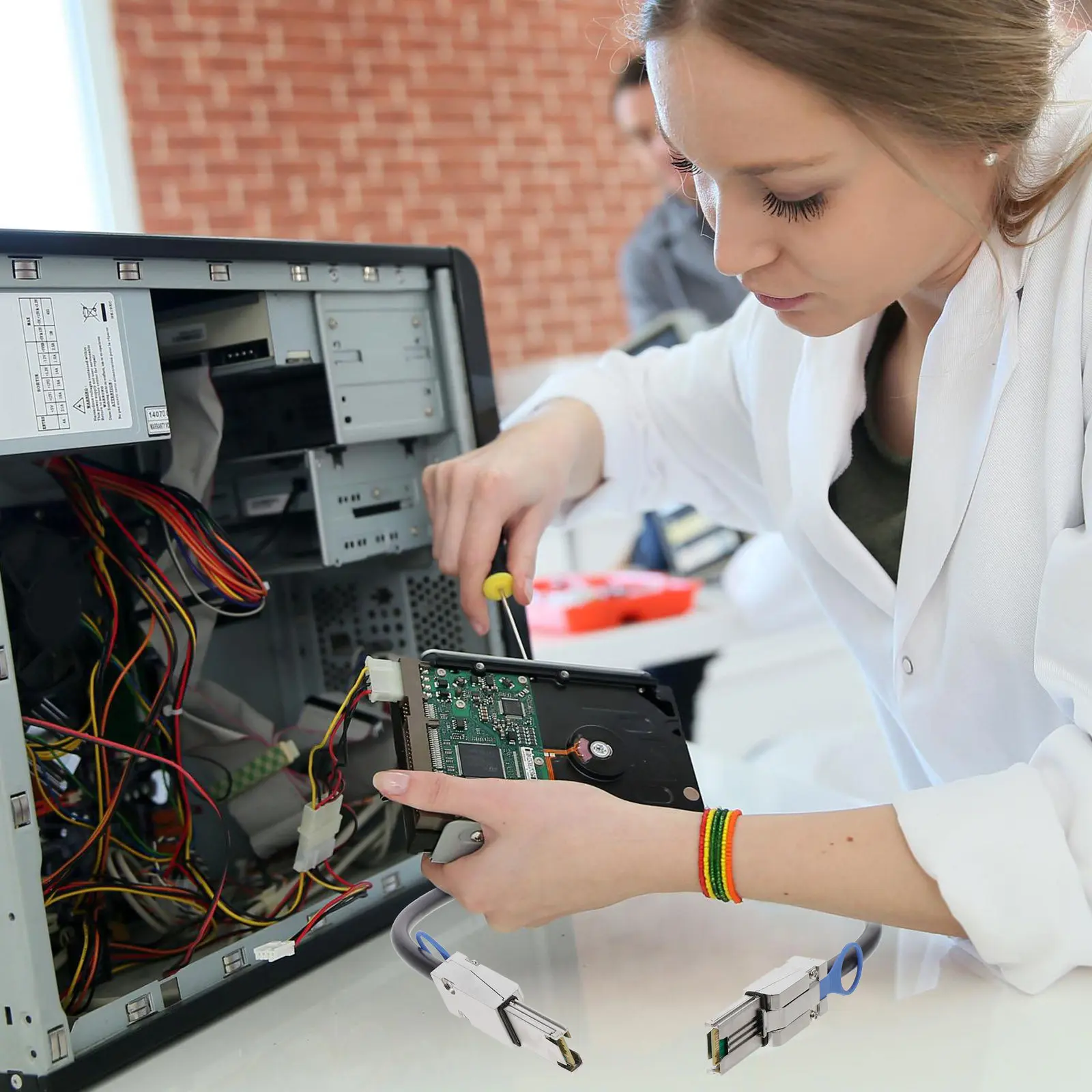 

Кабель Mini Mini SAS SFF-8088, 0,5 метра, внутренний, 26-контактный, для передачи данных в серверах и системах хранения данных