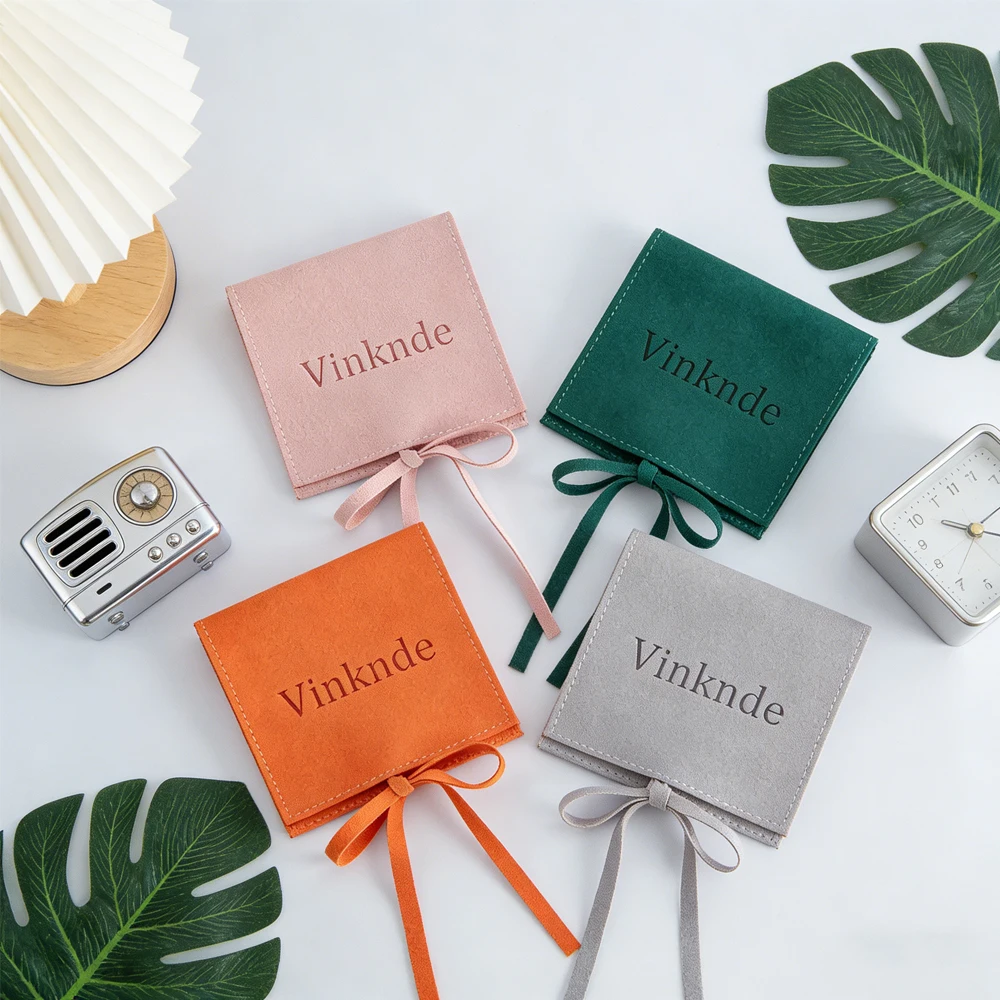 

50 шт. 8x8 см упаковочные сумки из микрофибры с логотипом на заказ, сумка с клапаном и бантом, сумка для ювелирных изделий для ожерелья, серег, браслетов, свадебный подарок