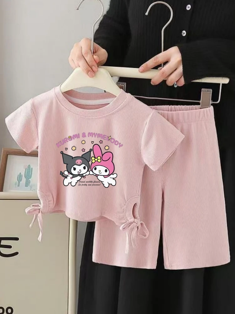 

Летний комплект одежды из ледяного шелка Sanrio для маленьких девочек, детские футболки с короткими рукавами с принтом Kuromi Melody, топ и шорты, костюм из 2 предметов