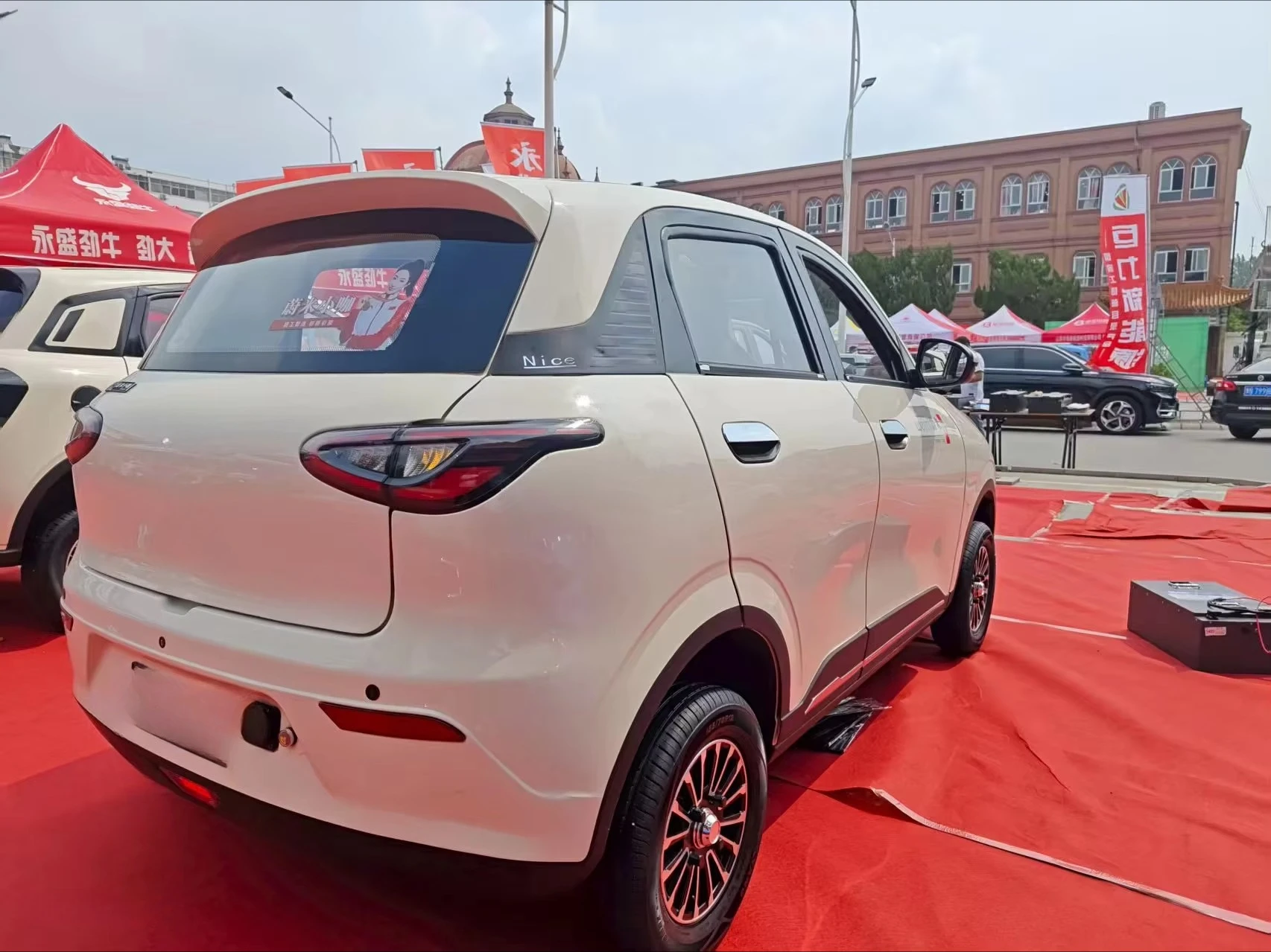 New five-door lithium battery electric vehicle new energy