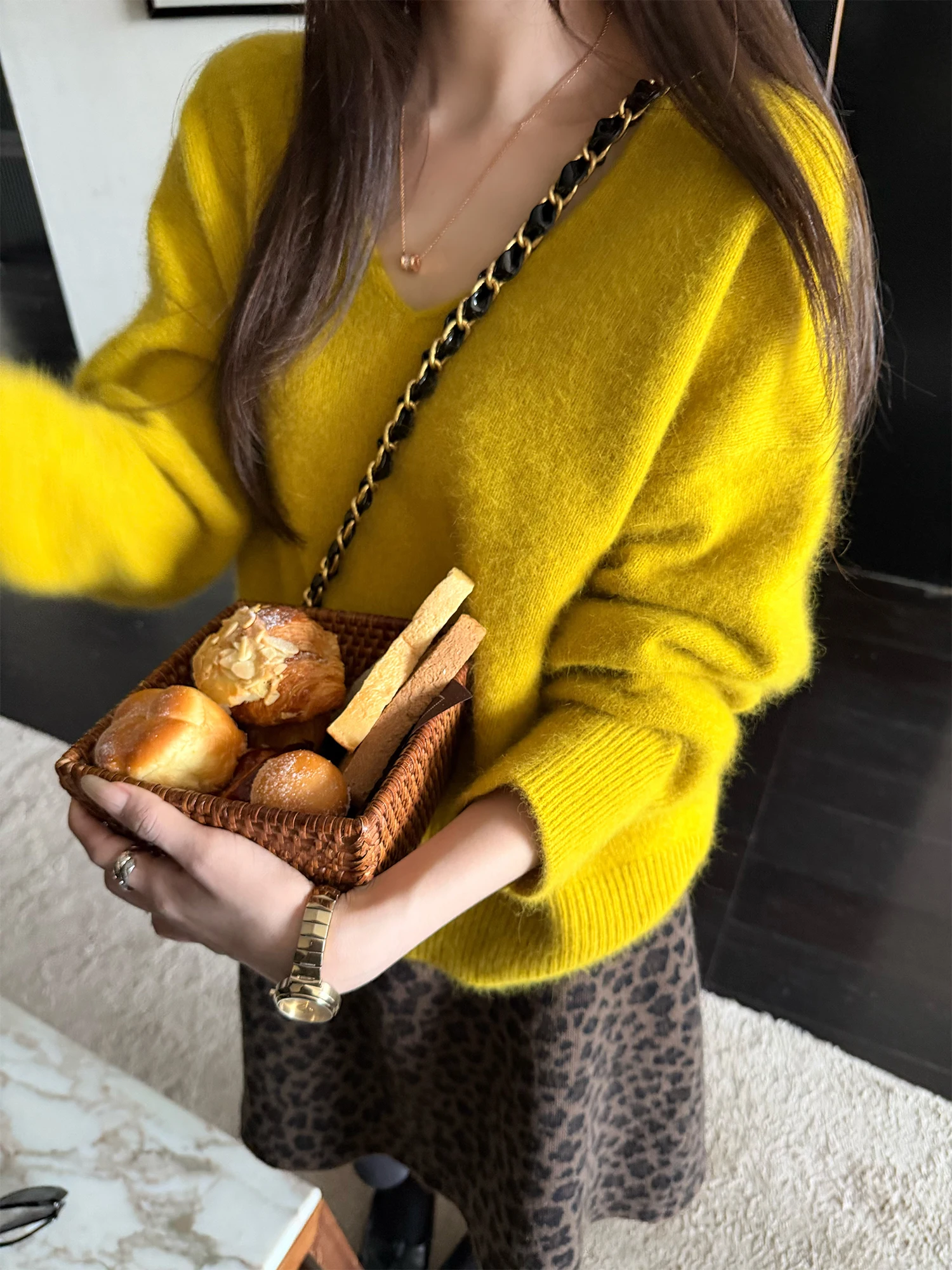 

Secretively White Bear Loose Fit Woolen Sweater V-Ne Long Sve Women's Comfortable Casual Faion Yellow High Quali Series