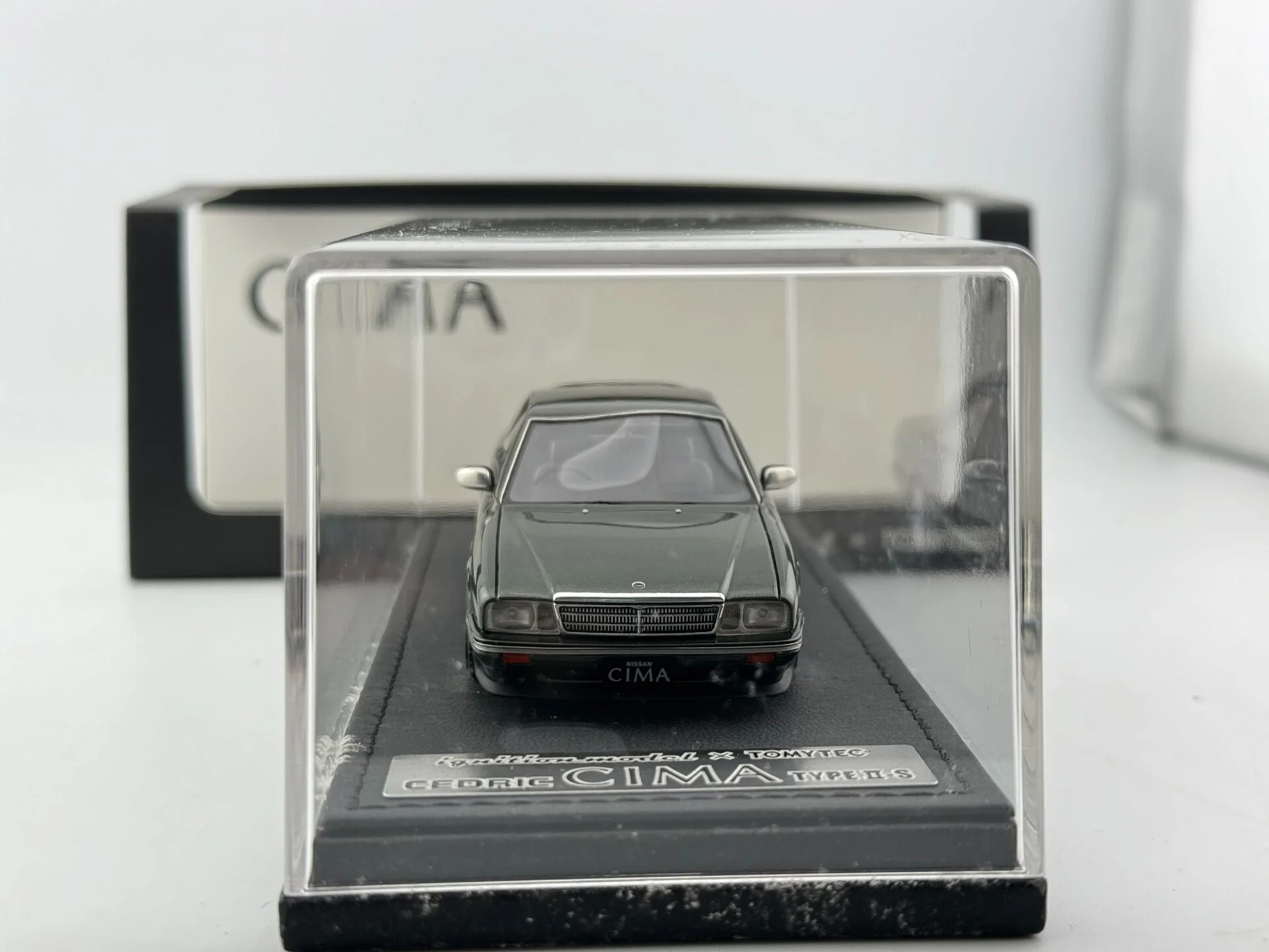 Leather Seat Peeling Off Box Old Ignition Model 1/43 Scale Cedric CIMA Resin Car Model