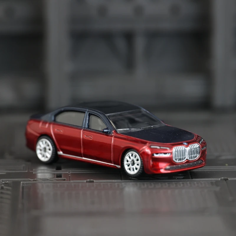 CCA 1:72 Simulation BMW i7 Exquisite Edition Alloy Car Model rich in details, finely crafted, and of good quality