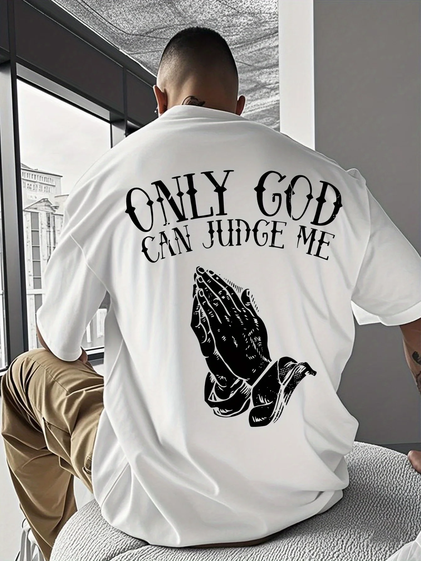 T-shirt graphique Mains en prière « Seul Dieu peut m'juger » avec impression de lettres gothiques au dos, style Hip Hop Streetwear, unisexe, coupe ample, manches courtes