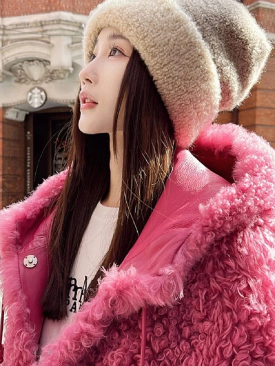 

Новое модное женское пальто 2025 года: теплый, свободный крой, из розовой кожи с мехом и вельветом, для осени и зимы, повседневное, с эффектом омоложения.