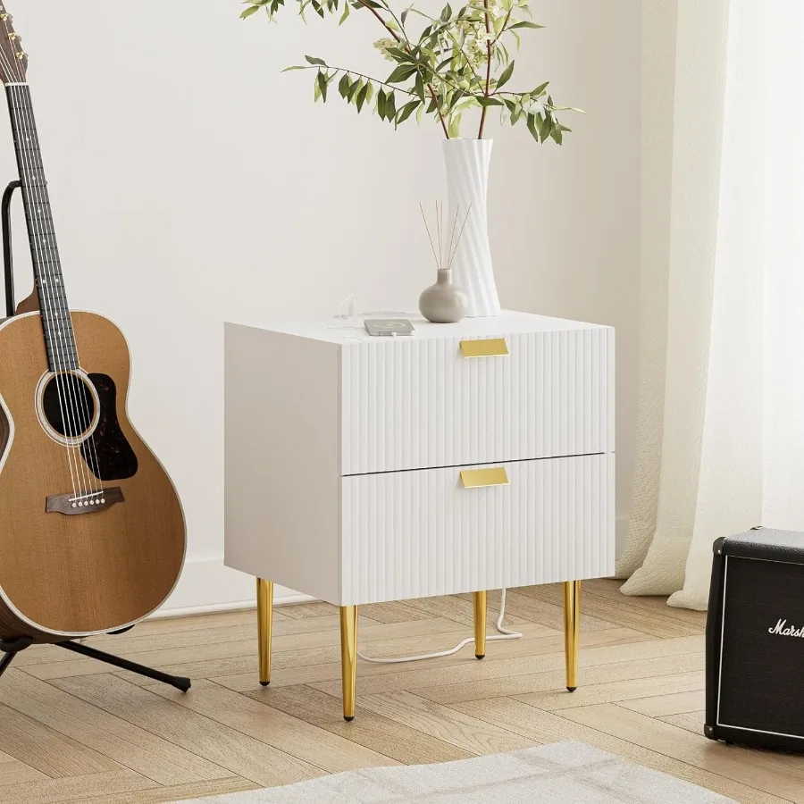 Grande comodino scanalato con stazione di ricarica integrata e presa tavolino dal design moderno di metà secolo per soggiorno o camera da letto