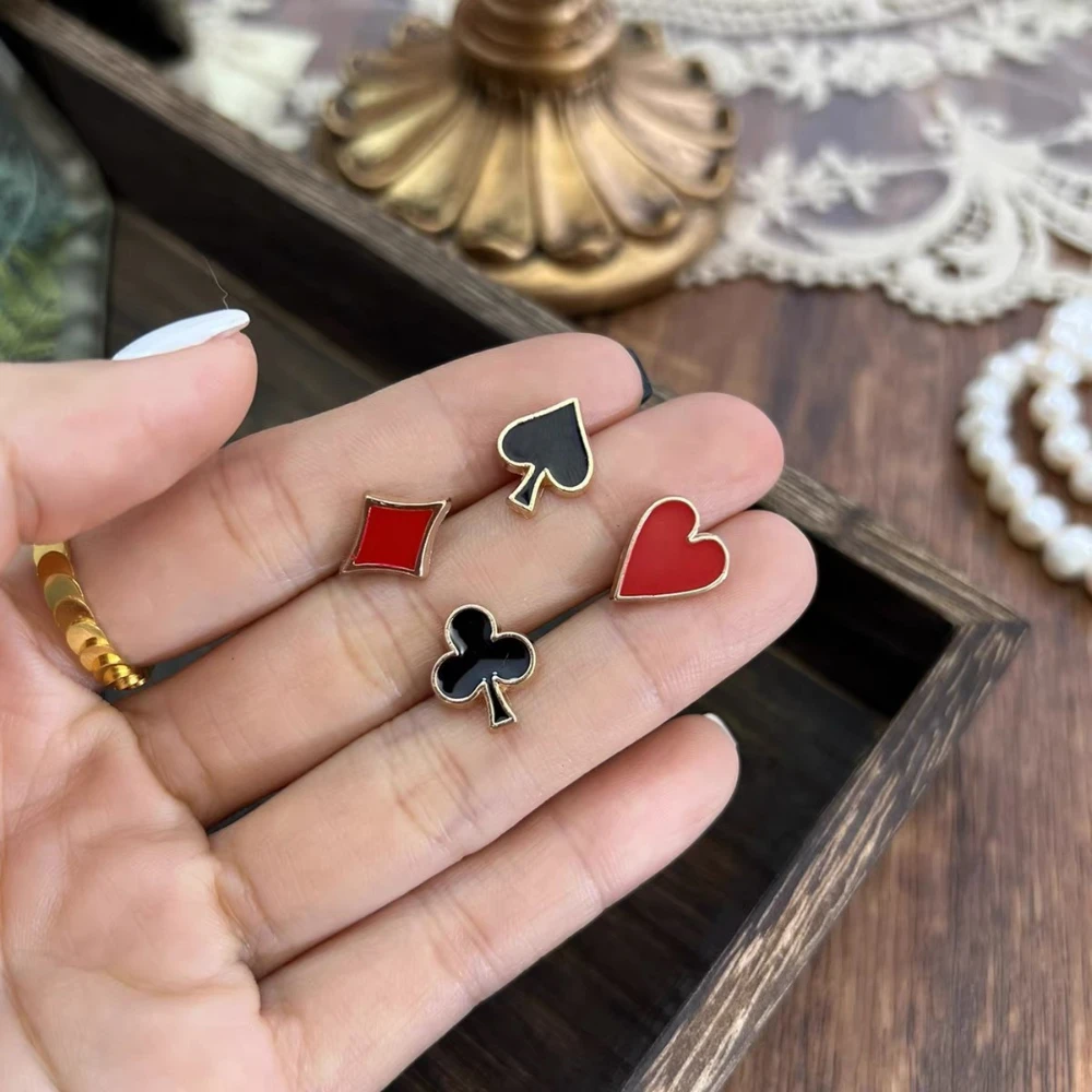 4 ชิ้นตลกโป๊กเกอร์การ์ดหมุด "สเปด" "หัวใจ" "เพชร" "คลับ"โลหะตกแต่งหมุดเครื่องประดับเสื้อผ้า
