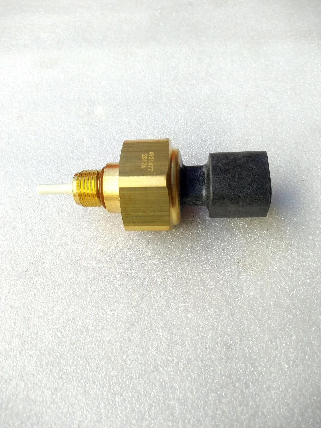 新しい純正油温圧力センサー 4921477 スイッチ交換 QSM ISM エンジン