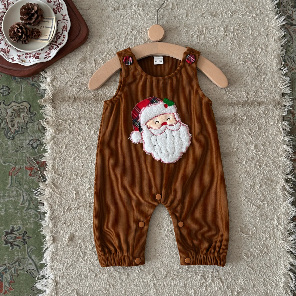 Weihnachtlicher ärmelloser Strampler für Babys, Cord-Overall mit Weihnachtsmann-Stickerei, Winterkleidung für Babys. – Detail 8