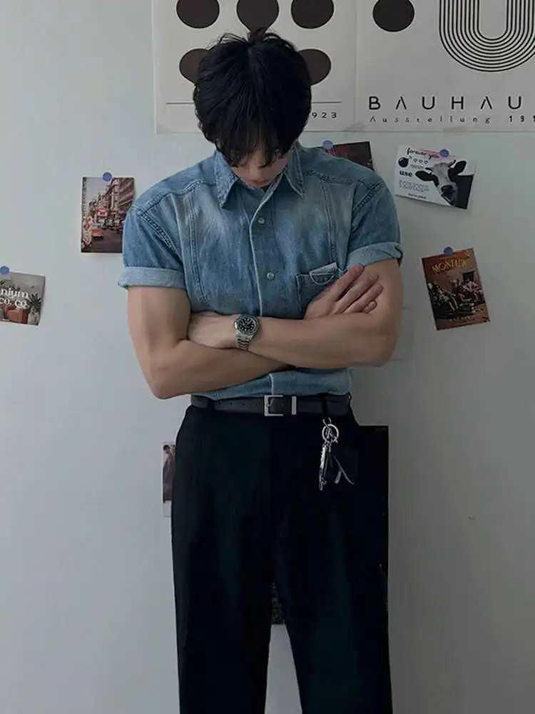 

SYUHGFA мужские джинсовые рубашки, лето 2025 года, с отложным воротником и короткими рукавами, повседневные однобортные однотонные свободные мужские топы в Корейском стиле