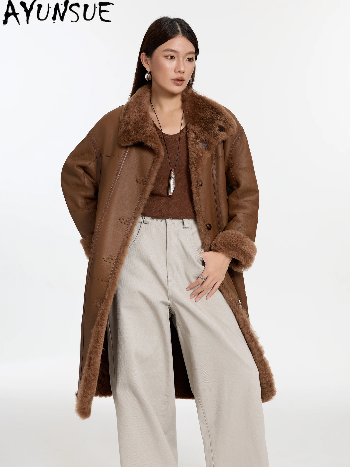 เสื้อโค้ทขนแกะเมอริโนแท้ AYUNSUE แจ็คเก็ตหนังแท้สำหรับผู้หญิง เสื้อผ้ากันหนาวสำหรับฤดูหนาว ทรงยาว สไตล์สตรีทแวร์ ปี 2025