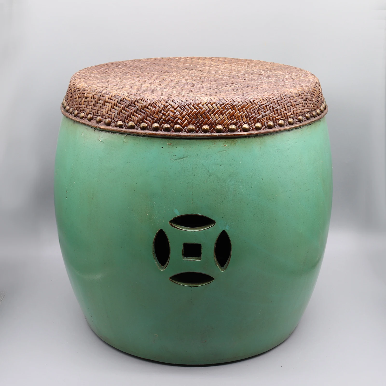 طاولة مستديرة مصنوعة حديثًا، مقعد على شكل طبل، قاعدة قوية، طاولة جانبية