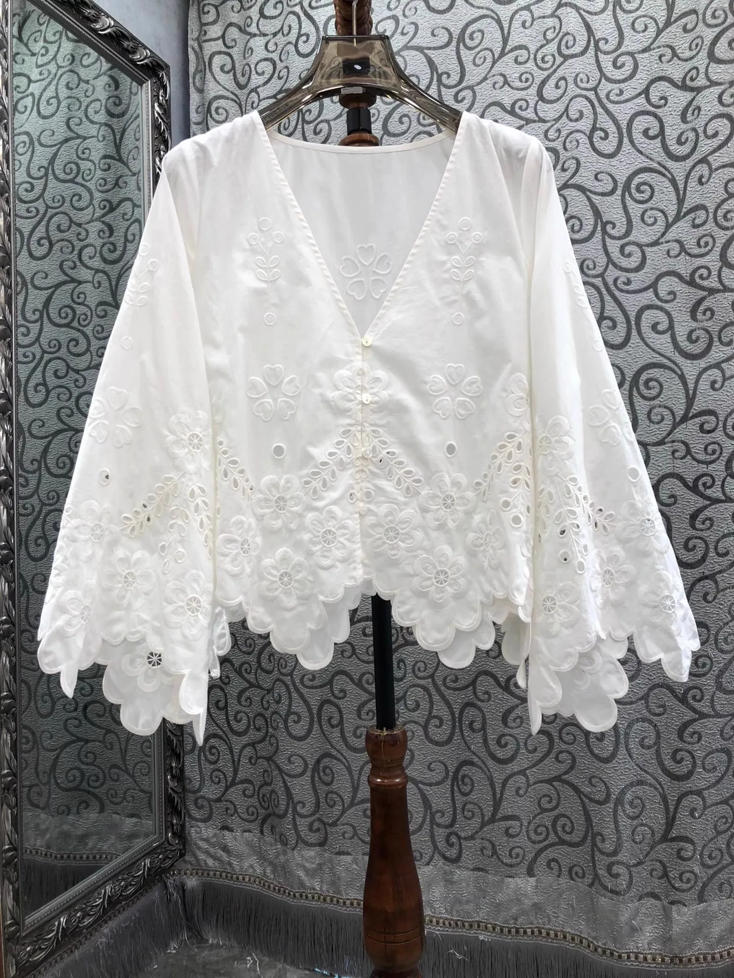 

100%Cotton Blouse Shirts 2025 Autumn Fashion Lady Sexy V-Neck Luxurious Embroidery Flare Sleeve Elegant Loose White Tops Female