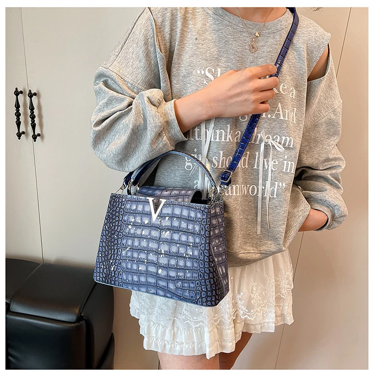 

Popular Leather Messenger Bag for Ladies Famous Designer Made Elegant Look with Adjustable Shoulder Strap