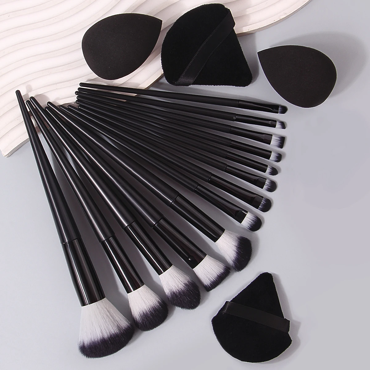 Conjunto de pincéis de maquiagem multifuncional profissional 17 peças, ovo de maquiagem macio e não pegajoso e sopro de pó triangular, ferramentas de maquiagem