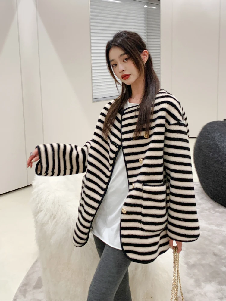 

Lamb Fur Fur Coat Women's Striped Chenille Coat Haining New Young fox fur coat