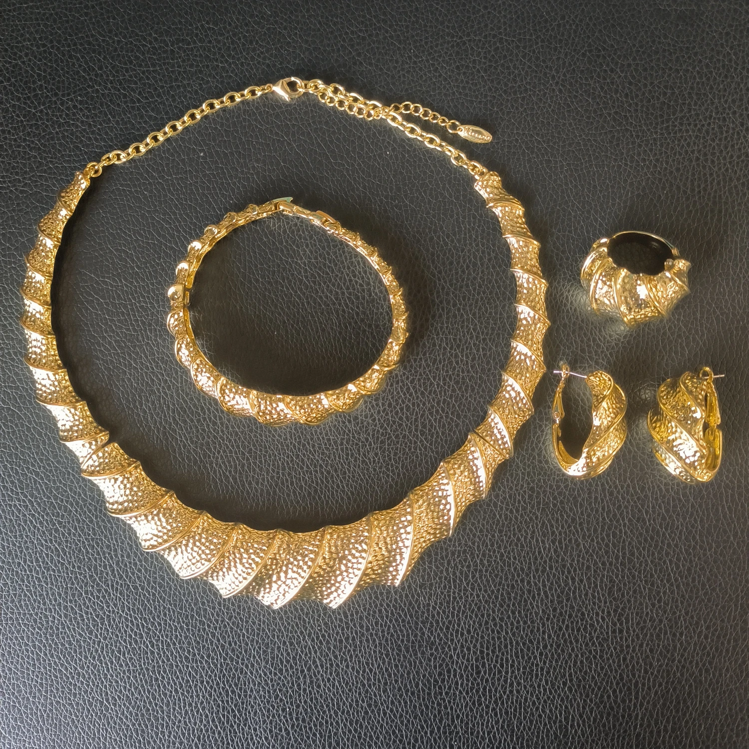 Dubai African Style 4Pcs Gold Plated Hammered Spiral Jewelry Women Statement Choker Necklace Bracelet Ring Earrings for Party