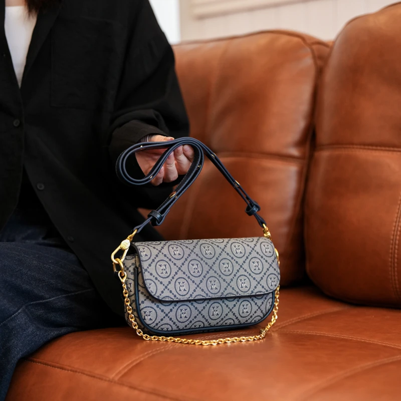 

Trendy Casual Vintage Messenger Bag for Women Featuring Crossbody Strap and Minimalist Logo