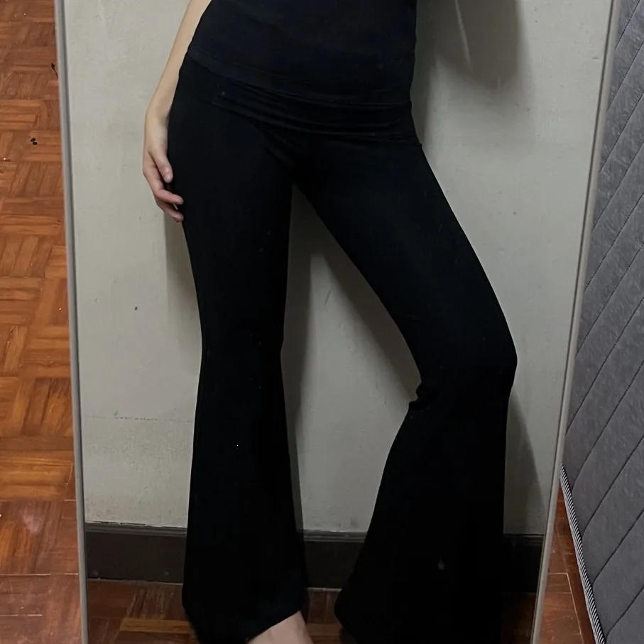 Damen Y2K Hose mit hochgekrempelter Taille, ausgestellter Beinform, in Pink und Schwarz, Farbblock-Design, hohe Taille, schmal geschnitten, Stretch, Streetwear, Bootcut-Hose – Detail 1