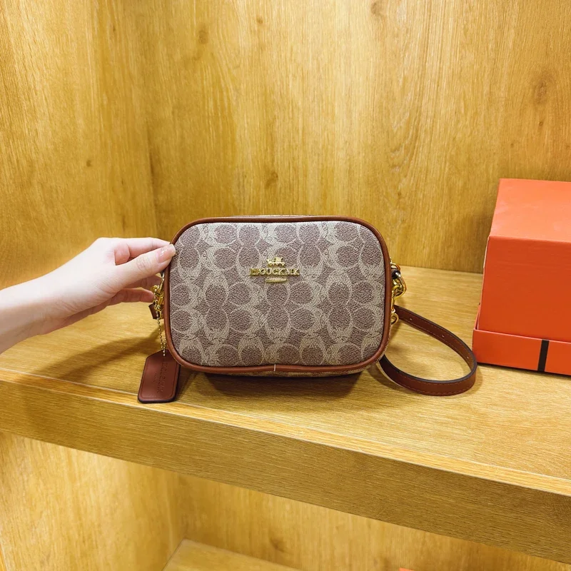 حقيبة مصممة باريس الفاخرة والحد الأدنى على الموضة الجديدة لعام 2025 - محفظة كروس كلاسيكية مع شعار حرفي فريد ومواد جلدية فاخرة