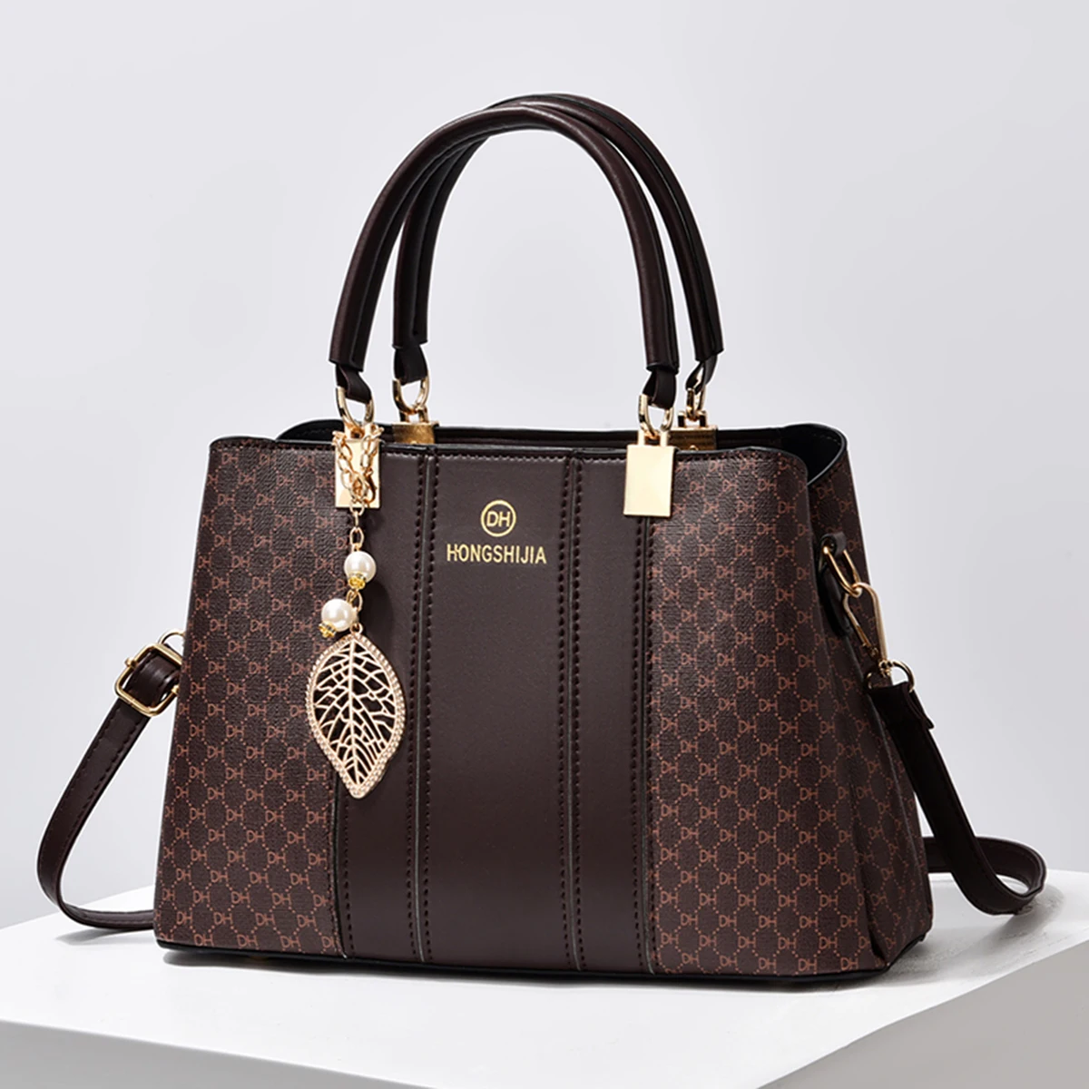 Fashionable texture and versatile large capacity printed letter handbag