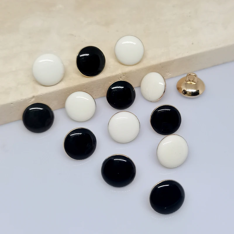 10MM Mini Cute Black White Round Metal Buttons Of Clothing Fashion Decor Wysokiej jakości guzik dla kobiet Bluzka Koszula Szycie DIY