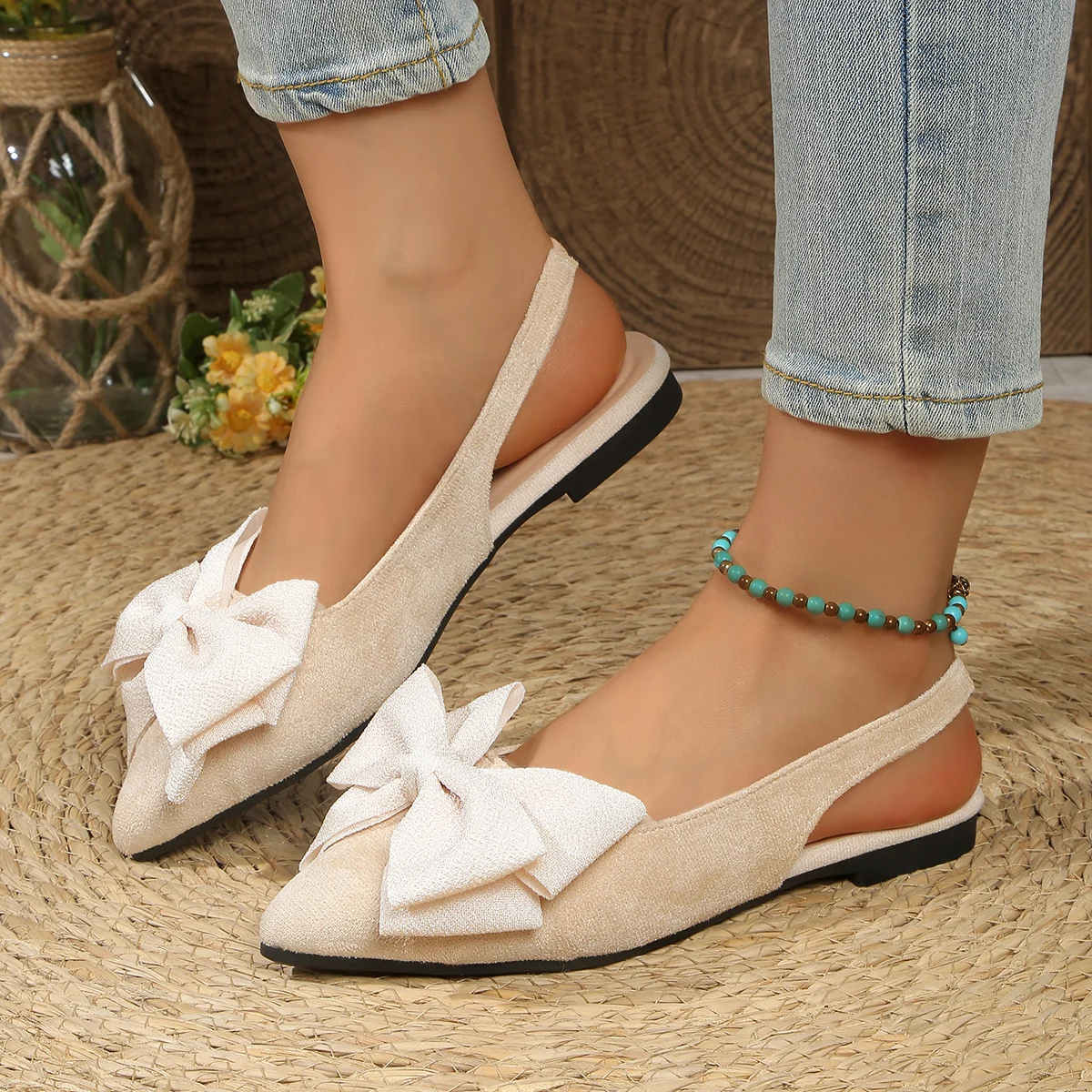 Neue Schmetterlingsknoten-Sandalen mit spitzer Zehenpartie und flachem Absatz, vielseitige Damen-Sandalen mit Rückenriemen, modische, schlichte Einzelschuhe aus PU-Material. – Detail 3
