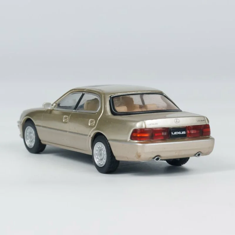 다이캐스트 오리지널 1:64 스케일 Lexus LS400 시뮬레이션 합금 자동차 모델 정적 디스플레이 소장 장난감 선물 기념품 장식