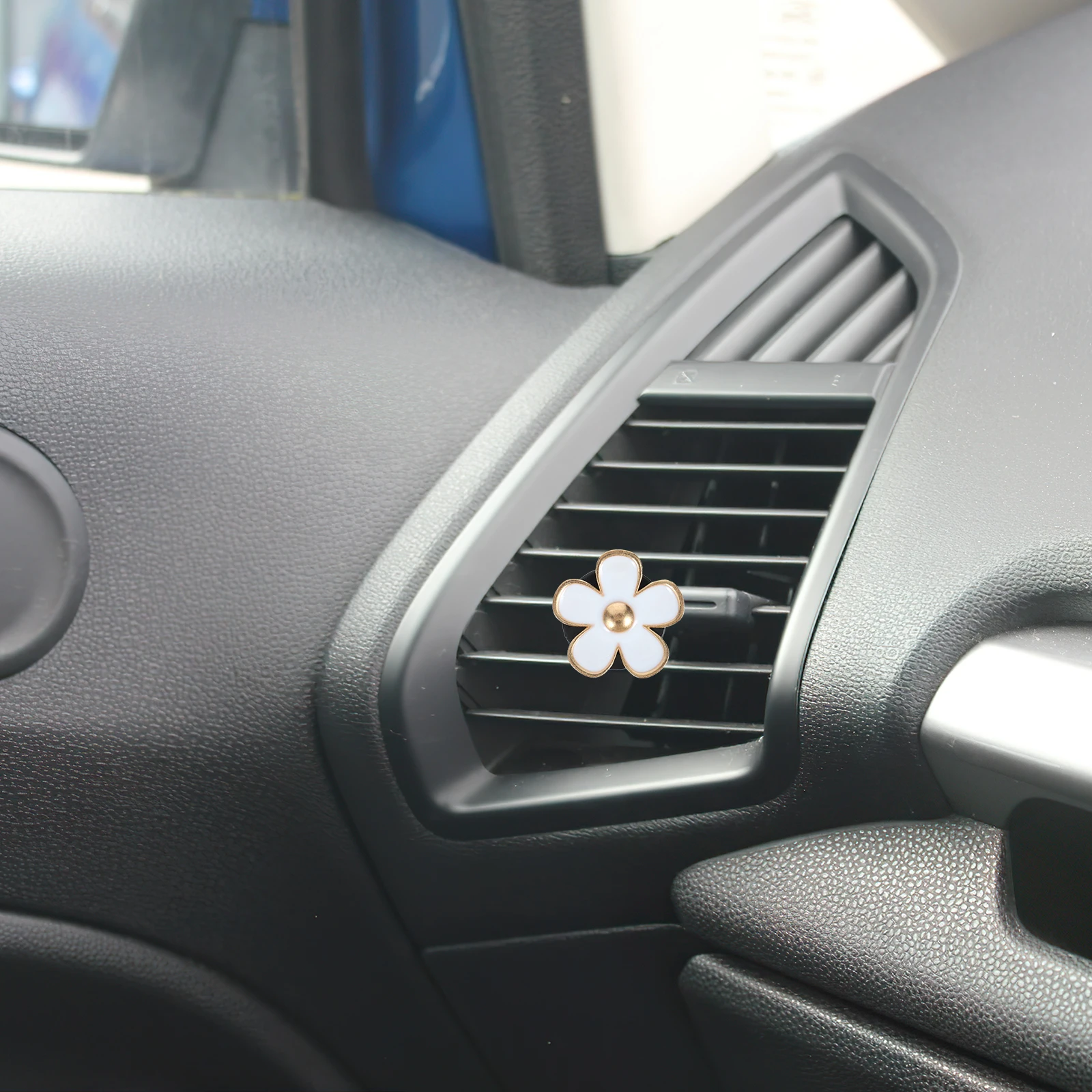 

4pcs White Daisy Car Air Freshener Clips Compact Design Stable Materials Car Interior Decor Set Multiple Air Vents