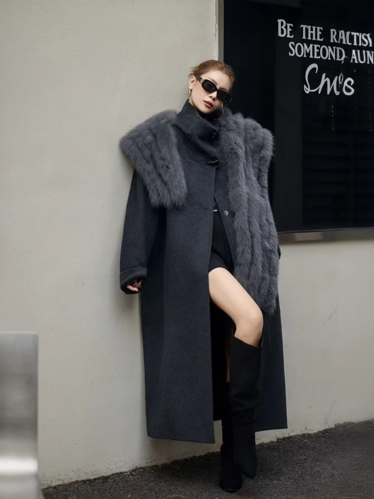 レディース 2025 秋冬新作 ダブルフェイス カシミヤコート |   オーバーサイズのフォックスファーカラー、ワイドラペル、膝丈のウール製アウターウェア