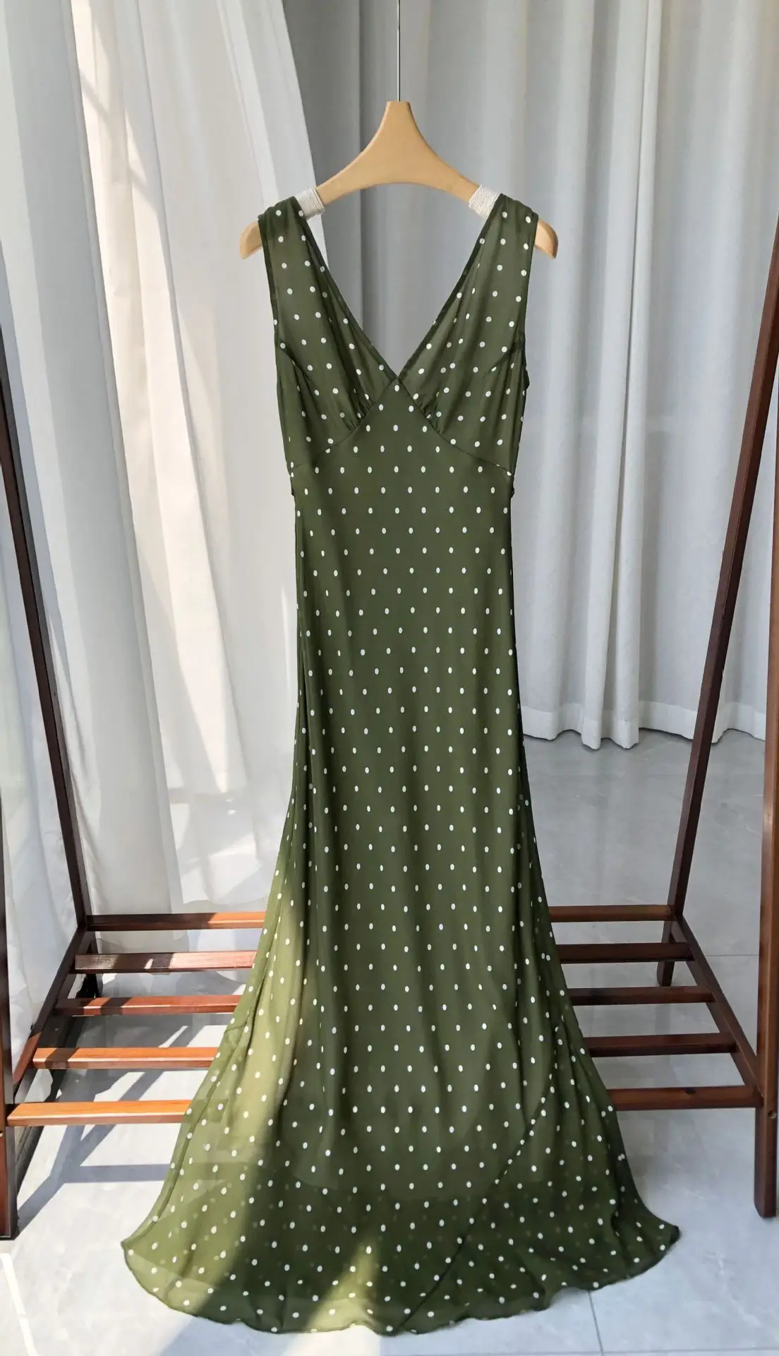 

Women Diagonal Cut Green Knee-Length Dress Polka Dot Print V-Neck Sleeveless High Waist Fashion 100% Silk Robe