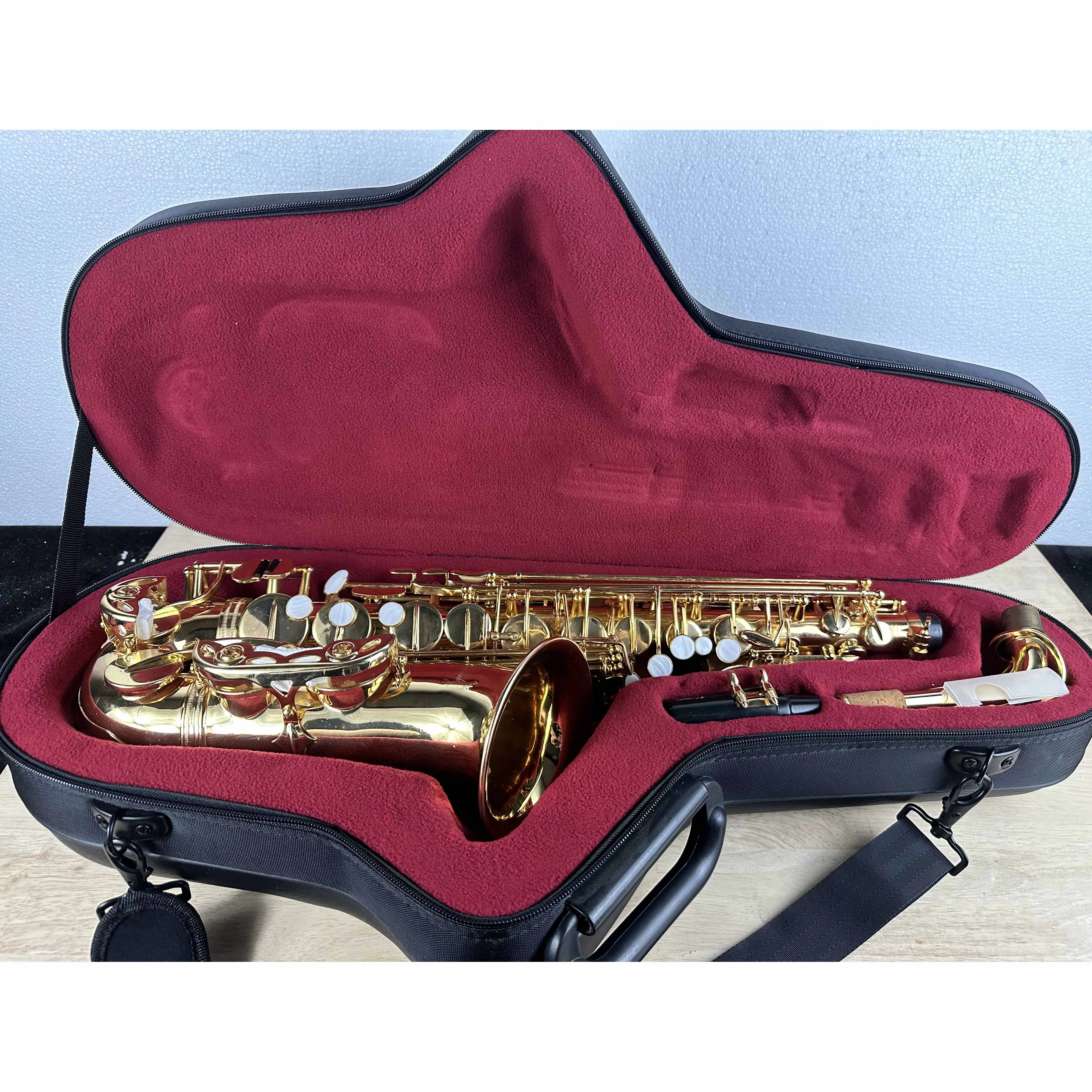 Saxophone brass lacquered gold saxophone 802 key woodwind instrument. Bring luggage and bags