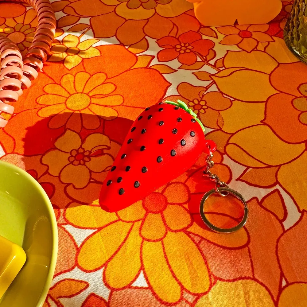 أنبوب سلسلة مفاتيح غير قابل للكسر بالفراولة مقاس 3 بوصات لاستخدام التبغ