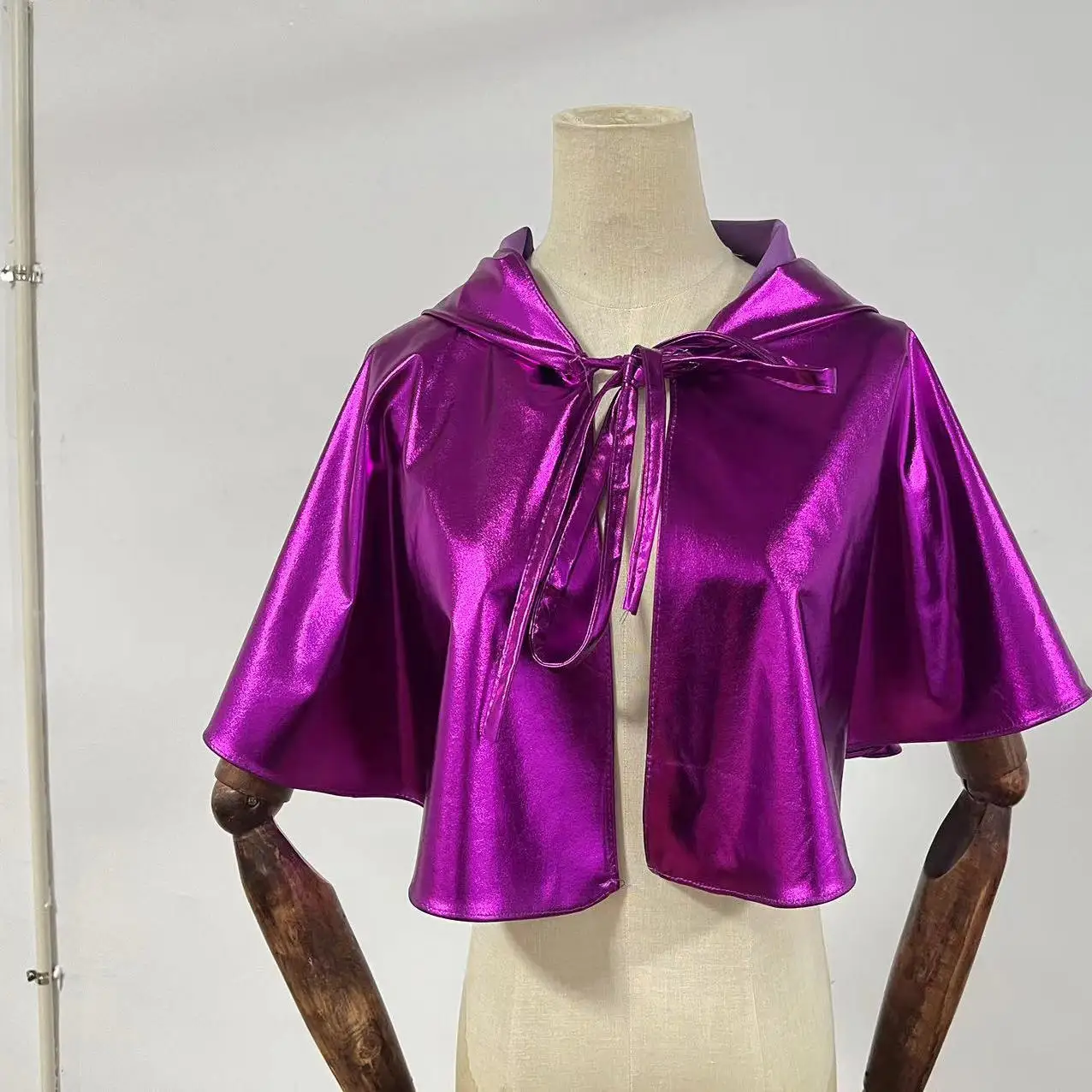 ex Costume de spectacle sur scène Surface brillante diable à capuche loween Simple adulte Cosplay démon cape hommes femmes Traditi...