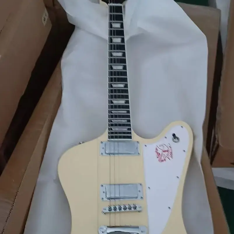 イエロー「ファイアバード」エレキギター、クロームパーツ、ローズウッド指板、HHマイクピックアップ、送料無料